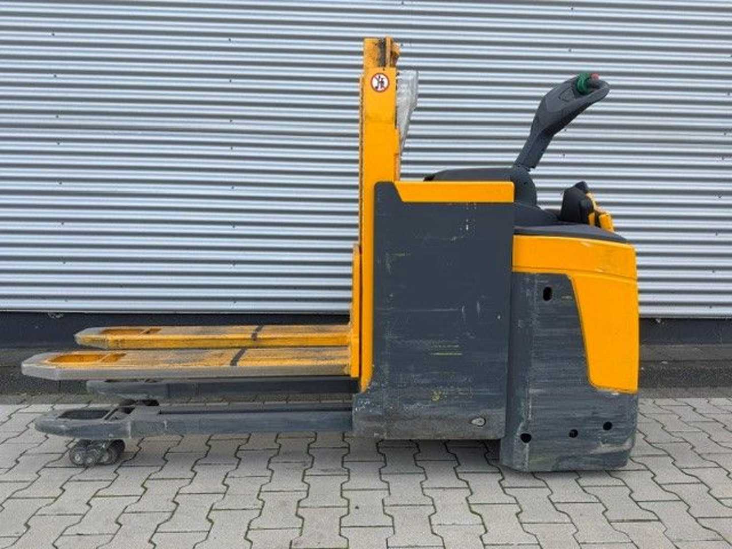 Used Forklift Jungheinrich ERD220 Aukšto kėlimo krautuvas su grąžulu (Image 4) Used Forklift Jungheinrich ERD220 Aukšto kėlimo krautuvas su grąžulu (Image 4)
