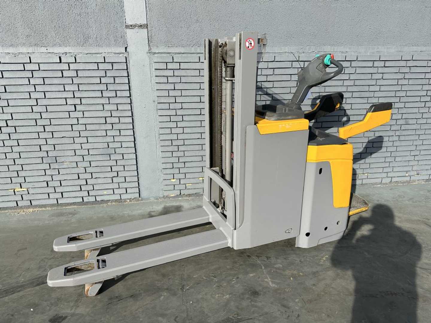Used Forklift Jungheinrich ERD 220 Baujahr 2017 HH 2,1M Stunden 5768 Aukšto kėlimo krautuvas su grąžulu (Image 2) Used Forklift Jungheinrich ERD 220 Baujahr 2017 HH 2,1M Stunden 5768 Aukšto kėlimo krautuvas su grąžulu (Image 2)