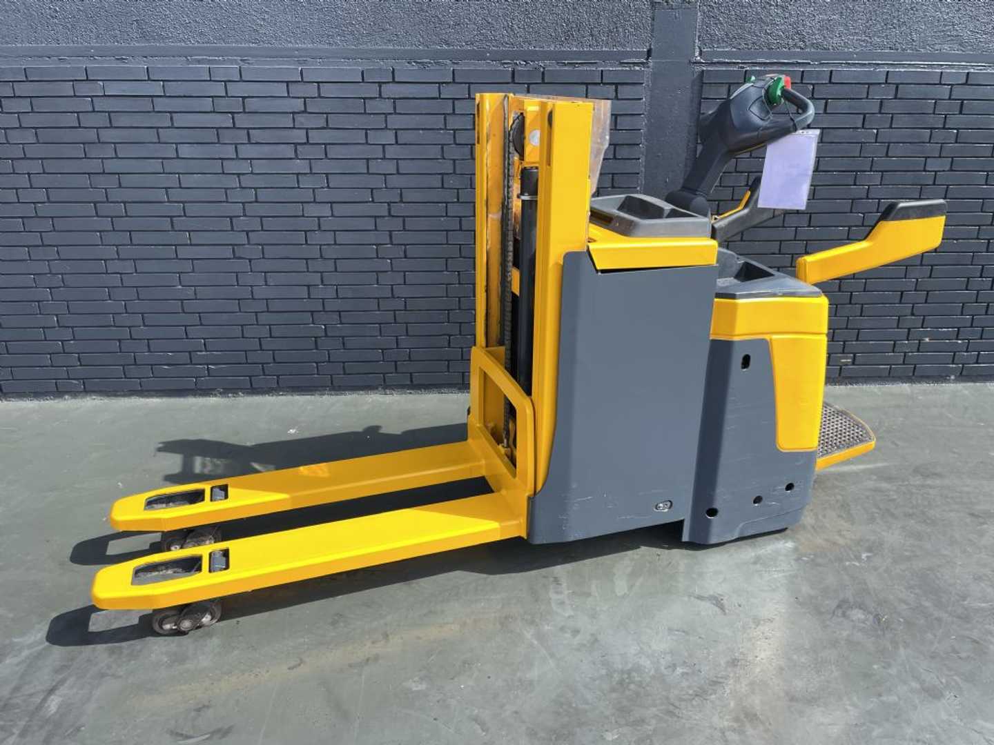 Used Forklift Jungheinrich ERD 220 Baujahr 2010HH 1660 Stunden 10213 Akku 2017 Aukšto kėlimo krautuvas su grąžulu (Image 2) Used Forklift Jungheinrich ERD 220 Baujahr 2010HH 1660 Stunden 10213 Akku 2017 Aukšto kėlimo krautuvas su grąžulu (Image 2)