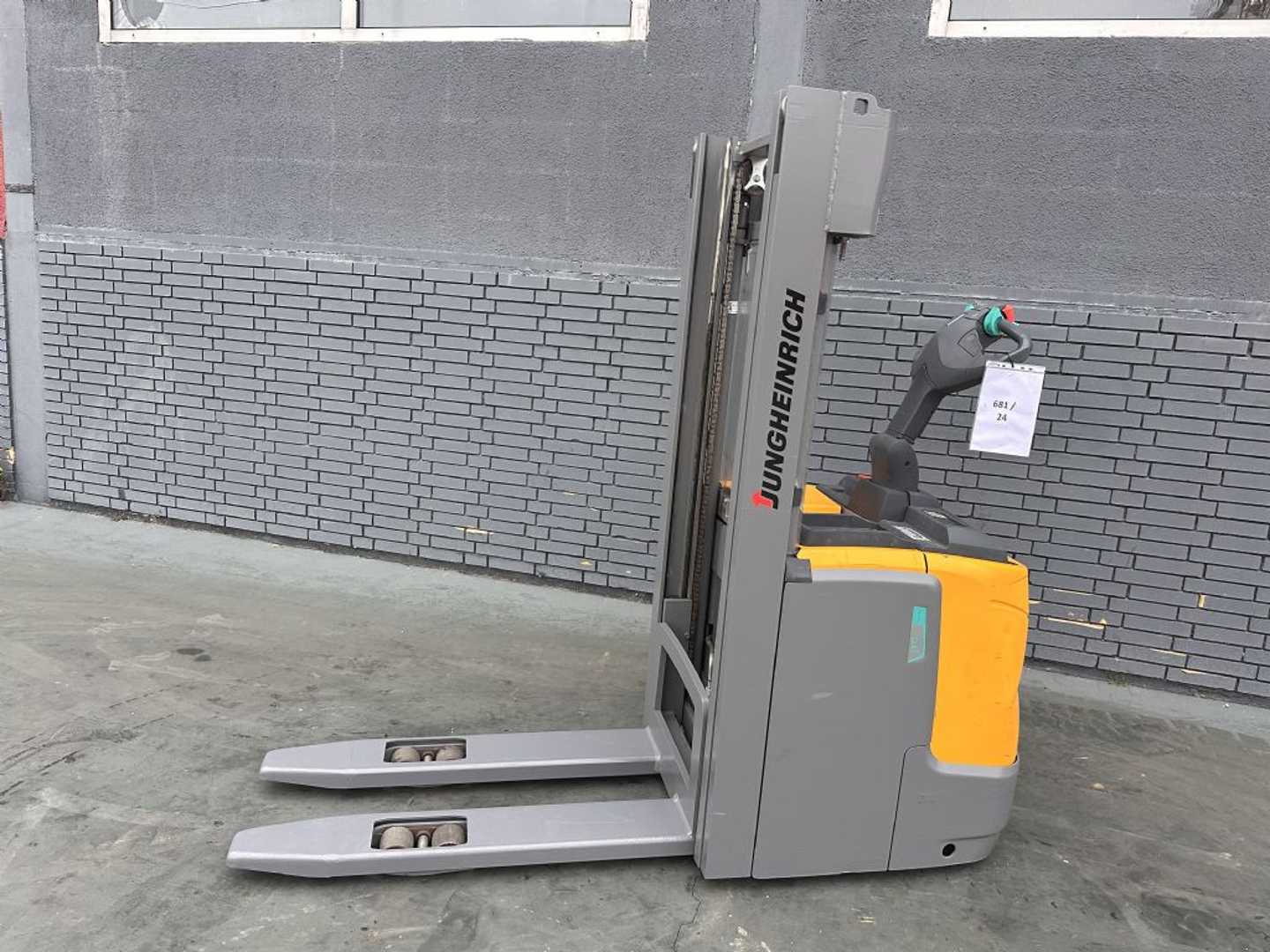 Used Forklift Jungheinrich ERC 216 Baujahr 2018 Stunden 8362HH 2800 Aukšto kėlimo krautuvas su grąžulu (Image 2) Used Forklift Jungheinrich ERC 216 Baujahr 2018 Stunden 8362HH 2800 Aukšto kėlimo krautuvas su grąžulu (Image 2)