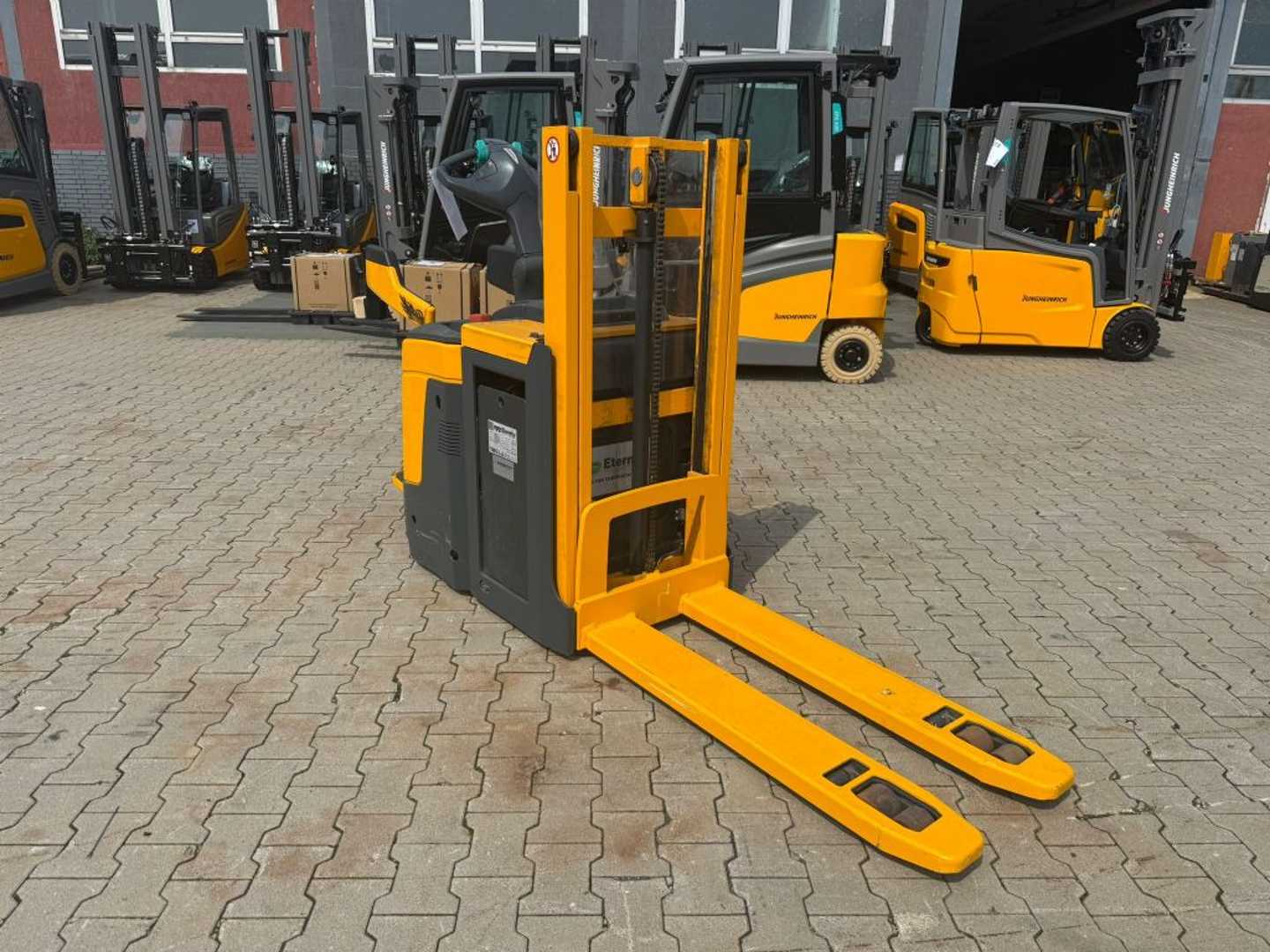 Used Forklift Jungheinrich ERD 220 Baujahr 2015/HH 2100/Akku 2017 Aukšto kėlimo krautuvas su grąžulu (Image 2) Used Forklift Jungheinrich ERD 220 Baujahr 2015/HH 2100/Akku 2017 Aukšto kėlimo krautuvas su grąžulu (Image 2)