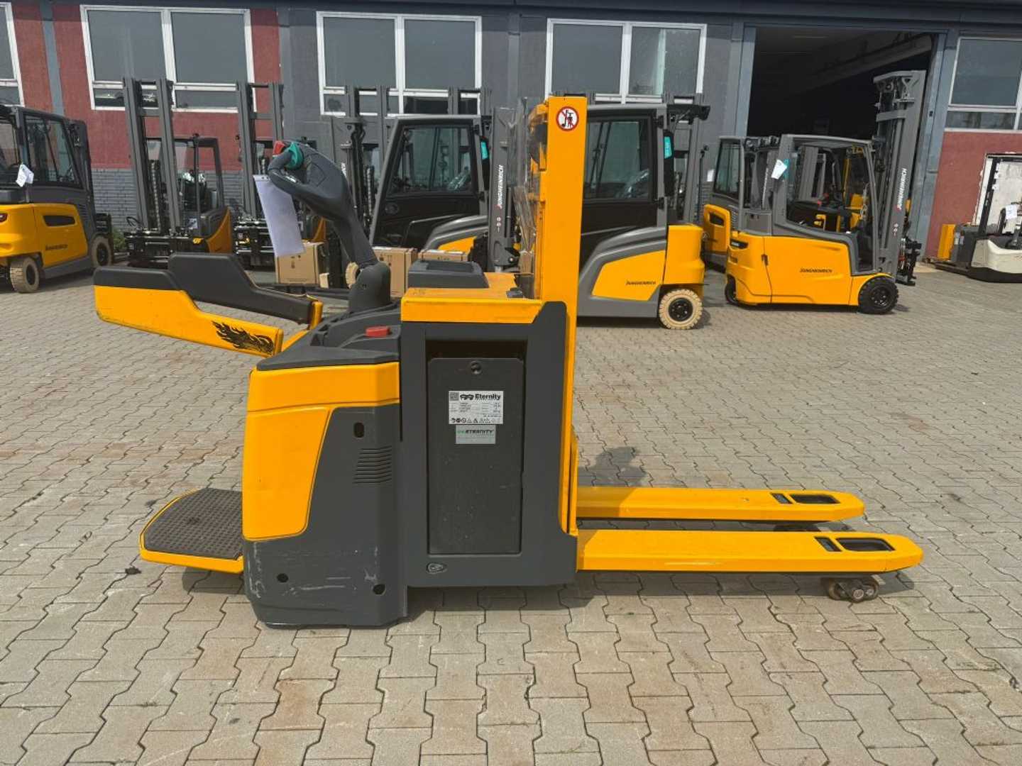 Used Forklift Jungheinrich ERD 220 Baujahr 2015/HH 2100/Akku 2017 Aukšto kėlimo krautuvas su grąžulu (Image 3) Used Forklift Jungheinrich ERD 220 Baujahr 2015/HH 2100/Akku 2017 Aukšto kėlimo krautuvas su grąžulu (Image 3)