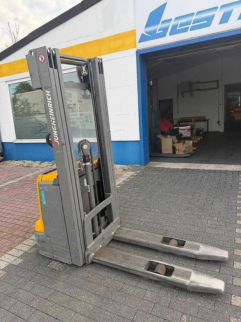Used Forklift Jungheinrich EJC 112 Aukšto kėlimo krautuvas su grąžulu (Image 2) Used Forklift Jungheinrich EJC 112 Aukšto kėlimo krautuvas su grąžulu (Image 2)