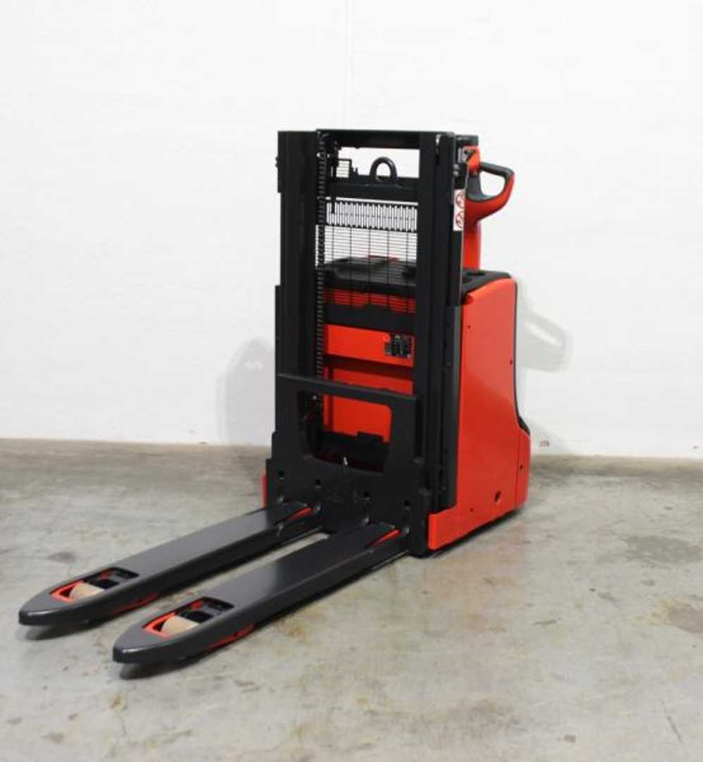 Used Forklift Linde D 08 1160-01 Aukšto kėlimo krautuvas su grąžulu (Image 3) Used Forklift Linde D 08 1160-01 Aukšto kėlimo krautuvas su grąžulu (Image 3)