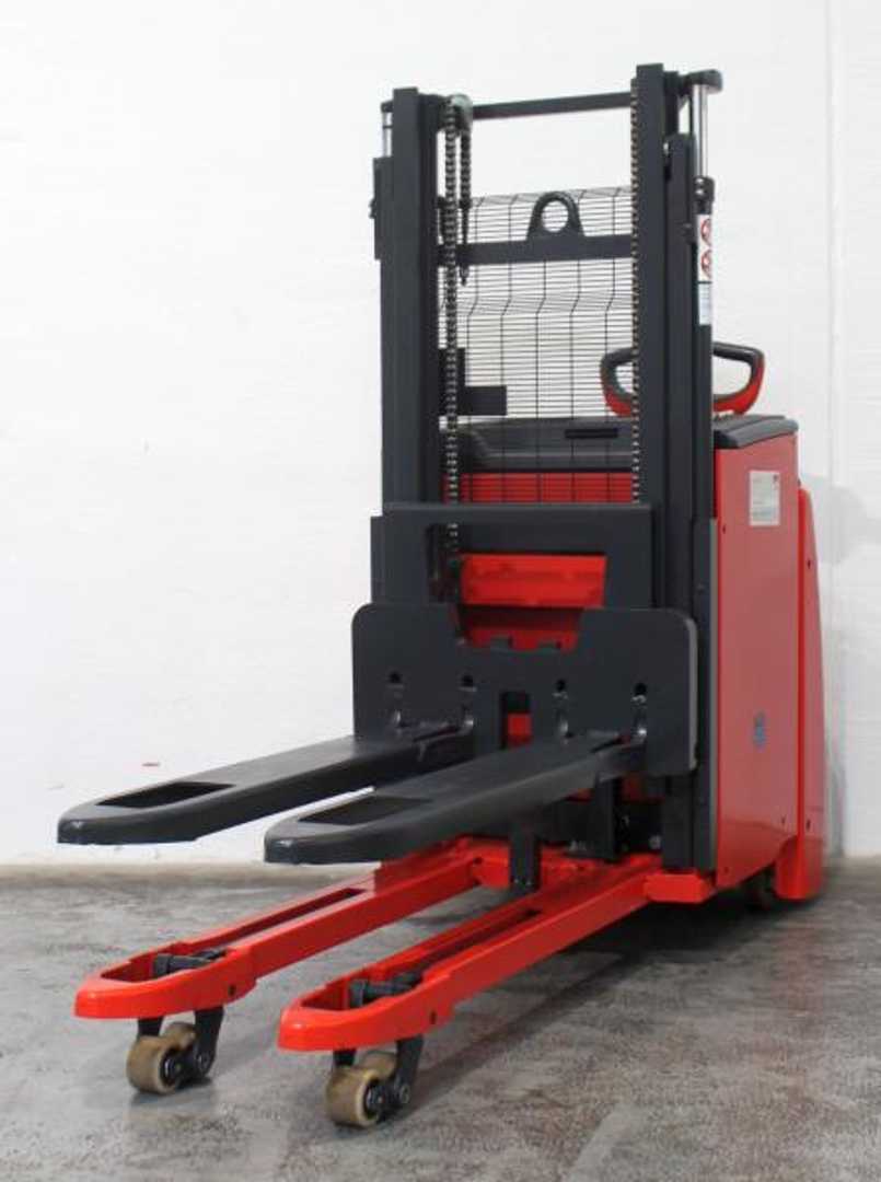 Used Forklift Linde D 10 1163 Aukšto kėlimo krautuvas su grąžulu (Image 3) Used Forklift Linde D 10 1163 Aukšto kėlimo krautuvas su grąžulu (Image 3)