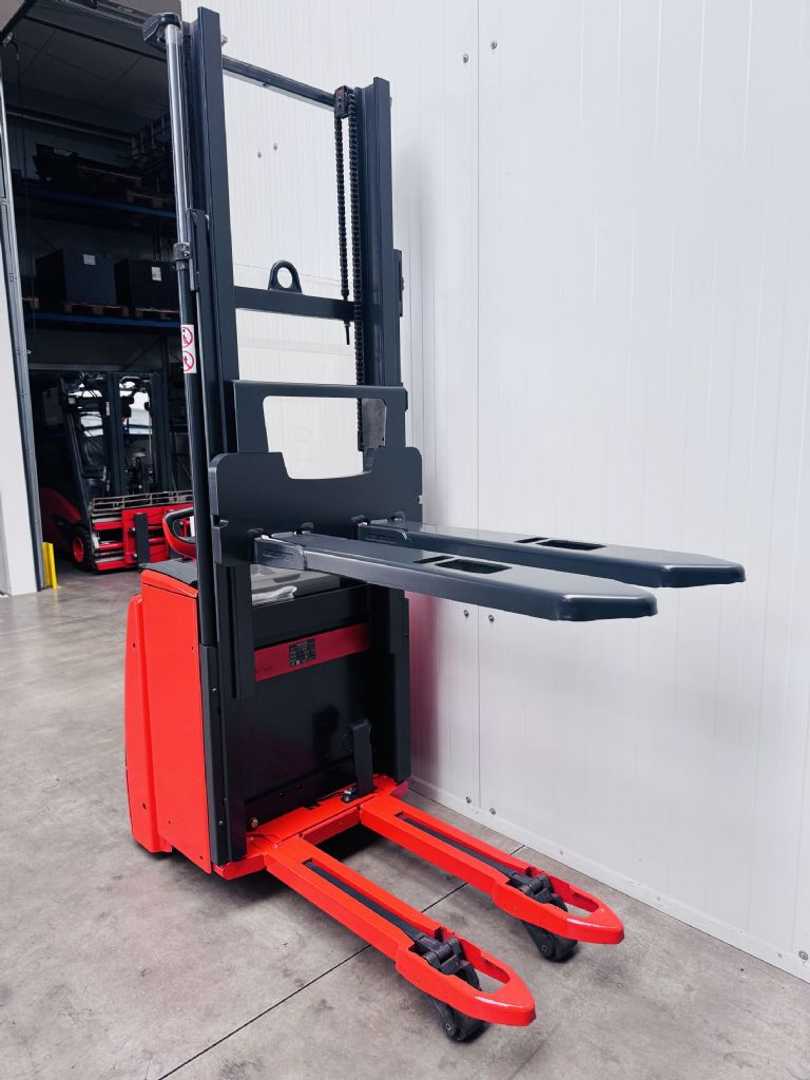 Used Forklift Linde L 14 i Batterie Bj.21 Aukšto kėlimo krautuvas su grąžulu (Image 3) Used Forklift Linde L 14 i Batterie Bj.21 Aukšto kėlimo krautuvas su grąžulu (Image 3)
