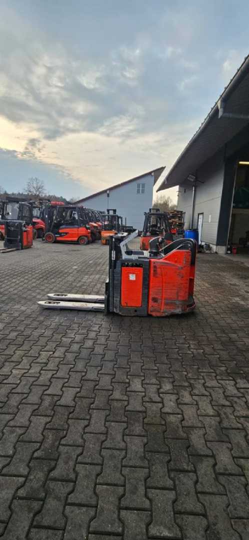 Used Forklift Linde D 12 SP Aukšto kėlimo krautuvas su grąžulu (Image 2) Used Forklift Linde D 12 SP Aukšto kėlimo krautuvas su grąžulu (Image 2)