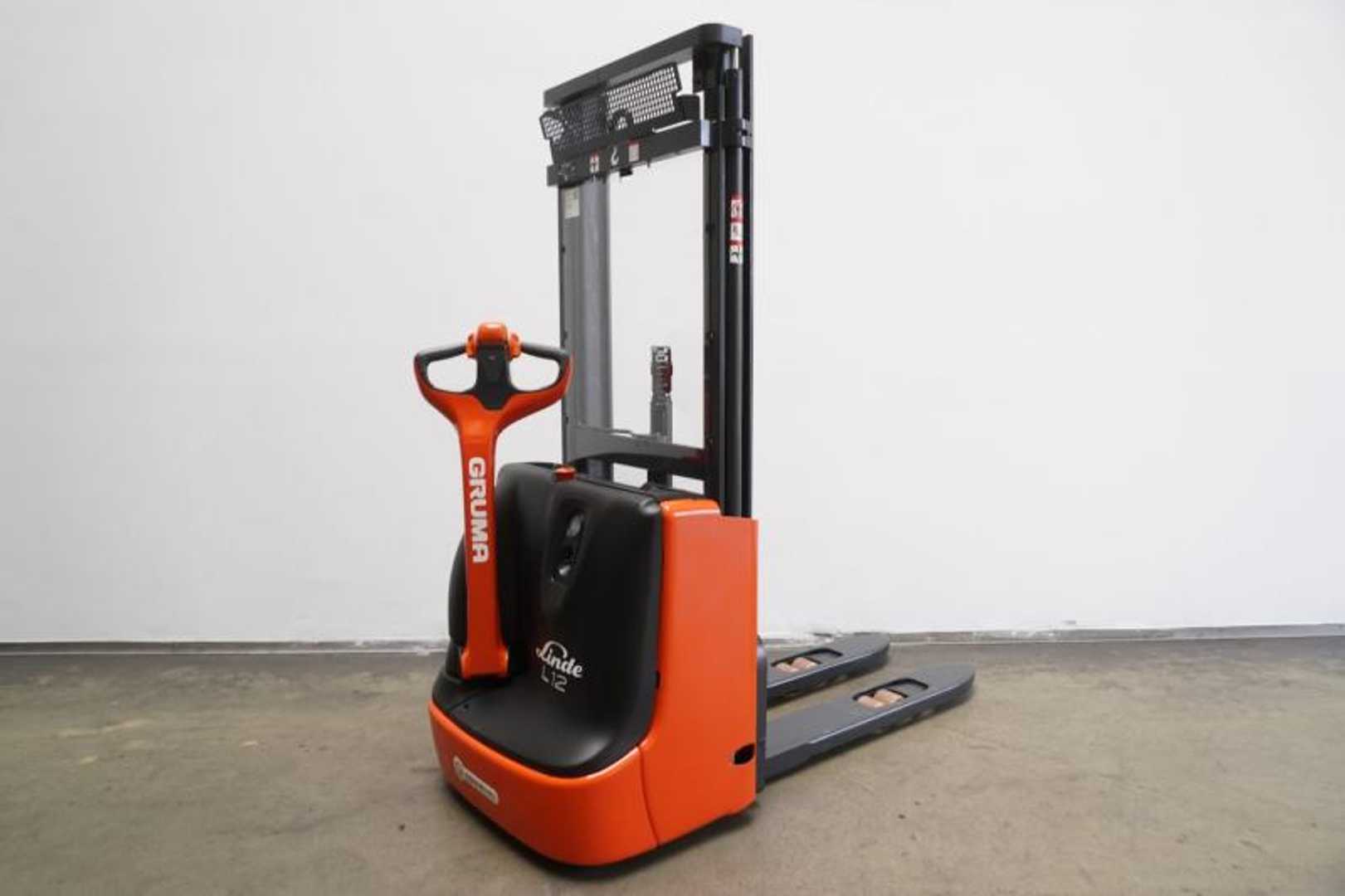 Used Forklift Linde L 12 1172 Aukšto kėlimo krautuvas su grąžulu (Image 1) Used Forklift Linde L 12 1172 Aukšto kėlimo krautuvas su grąžulu (Image 1)