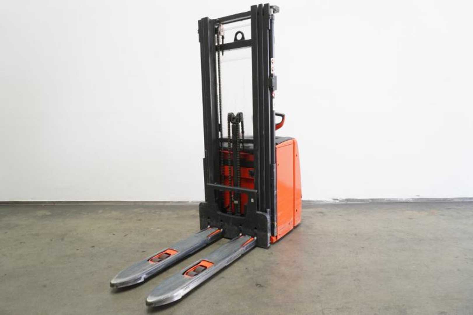 Used Forklift Linde L 14 1173 Aukšto kėlimo krautuvas su grąžulu (Image 2) Used Forklift Linde L 14 1173 Aukšto kėlimo krautuvas su grąžulu (Image 2)