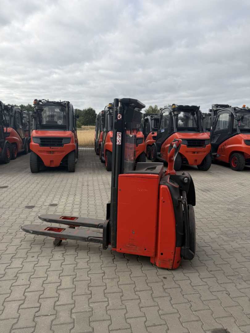 Used Forklift Linde L14API Aukšto kėlimo krautuvas su grąžulu (Image 1) Used Forklift Linde L14API Aukšto kėlimo krautuvas su grąžulu (Image 1)