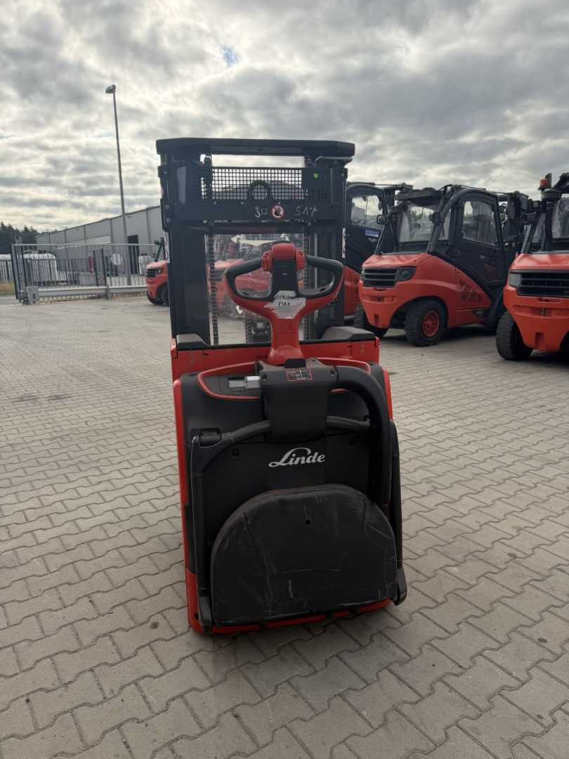 Used Forklift Linde L14API Aukšto kėlimo krautuvas su grąžulu (Image 2) Used Forklift Linde L14API Aukšto kėlimo krautuvas su grąžulu (Image 2)
