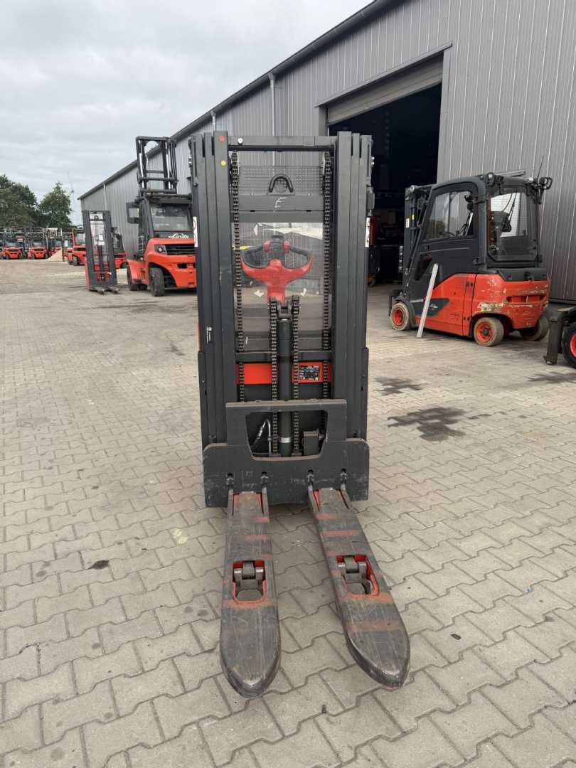 Used Forklift Linde L14API Aukšto kėlimo krautuvas su grąžulu (Image 5) Used Forklift Linde L14API Aukšto kėlimo krautuvas su grąžulu (Image 5)
