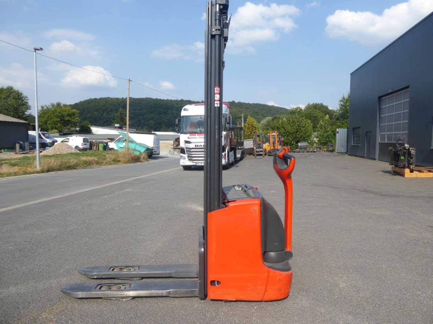 Used Forklift Linde L12 Aukšto kėlimo krautuvas su grąžulu (Image 4) Used Forklift Linde L12 Aukšto kėlimo krautuvas su grąžulu (Image 4)