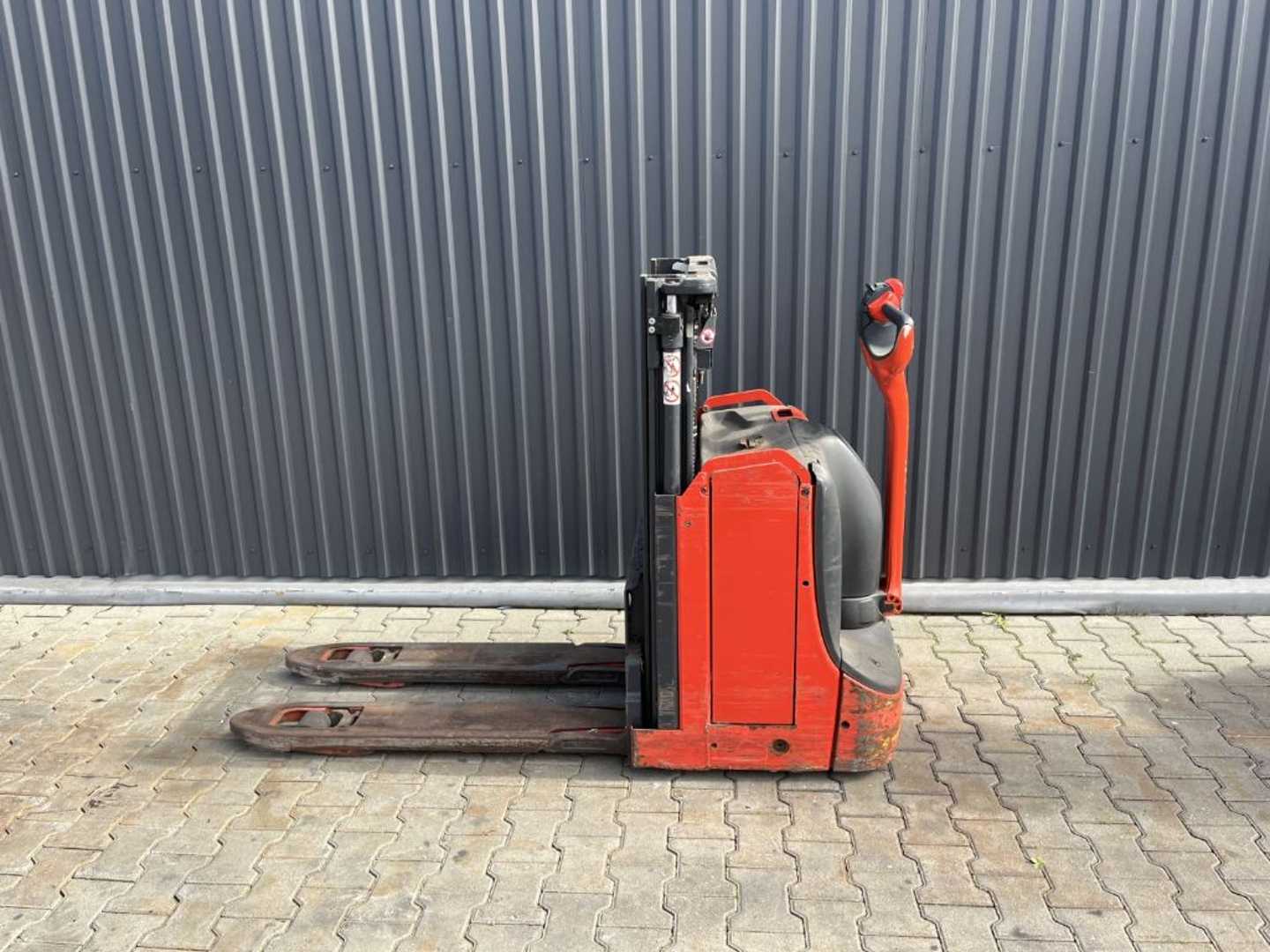Used Forklift Linde D08 Aukšto kėlimo krautuvas su grąžulu (Image 2) Used Forklift Linde D08 Aukšto kėlimo krautuvas su grąžulu (Image 2)