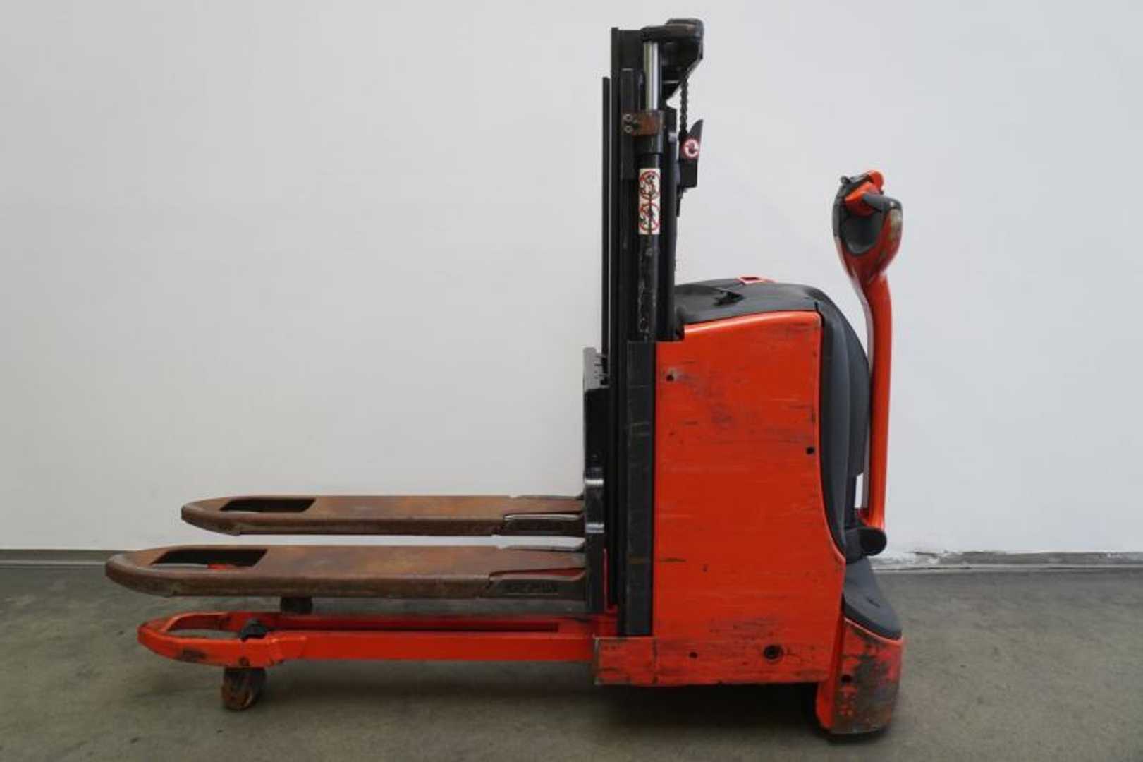Used Forklift Linde D 08 1160 Aukšto kėlimo krautuvas su grąžulu (Image 3) Used Forklift Linde D 08 1160 Aukšto kėlimo krautuvas su grąžulu (Image 3)