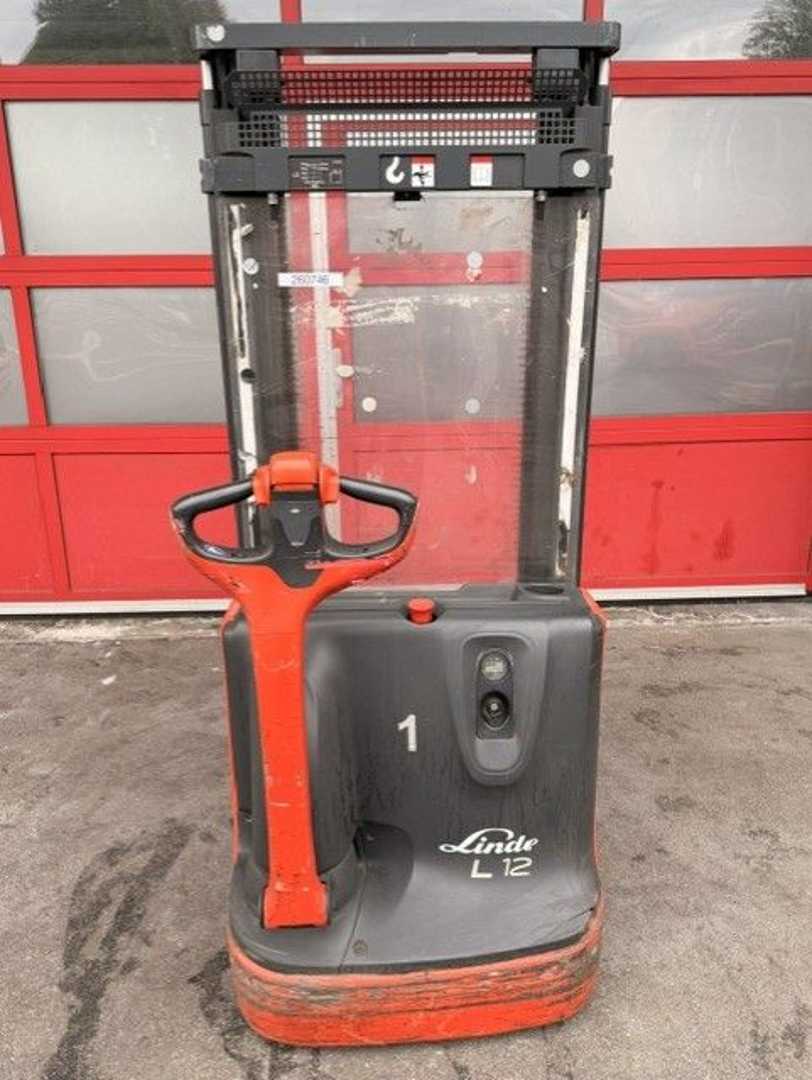 Used Forklift Linde L12 Aukšto kėlimo krautuvas su grąžulu (Image 4) Used Forklift Linde L12 Aukšto kėlimo krautuvas su grąžulu (Image 4)