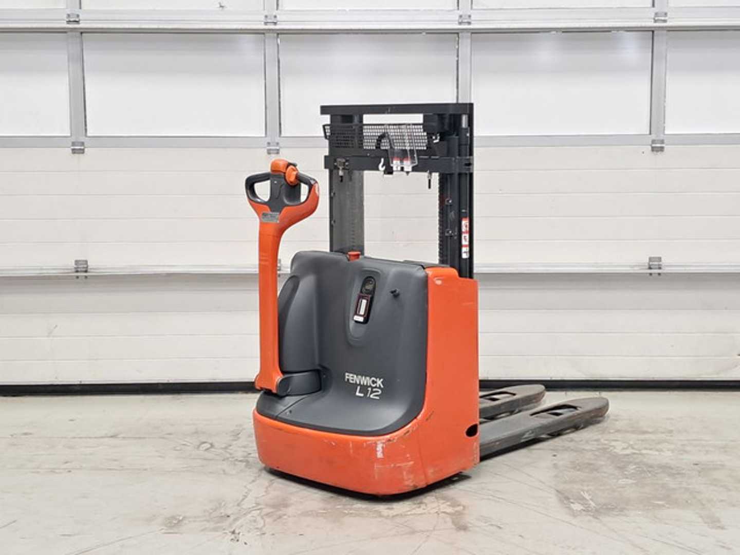 Used Forklift Linde L12 Aukšto kėlimo krautuvas su grąžulu (Image 4) Used Forklift Linde L12 Aukšto kėlimo krautuvas su grąžulu (Image 4)