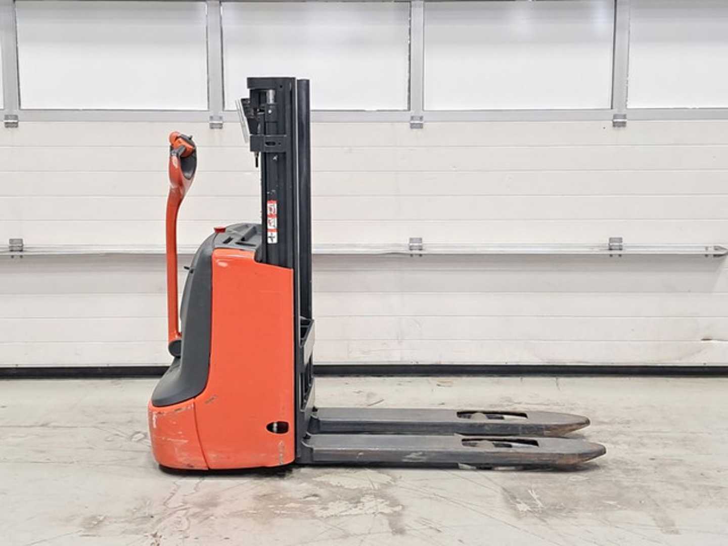 Used Forklift Linde L12 Aukšto kėlimo krautuvas su grąžulu (Image 5) Used Forklift Linde L12 Aukšto kėlimo krautuvas su grąžulu (Image 5)