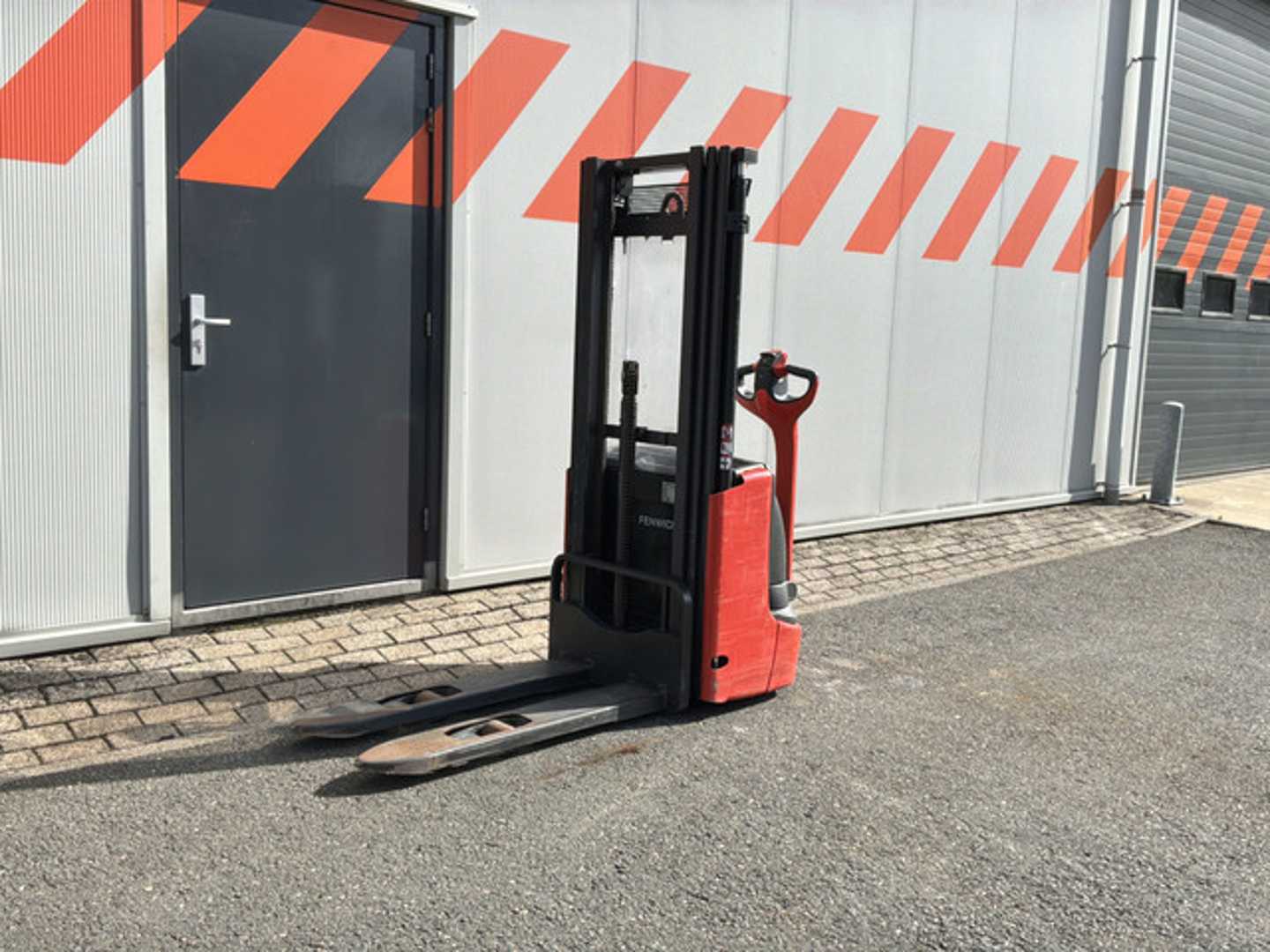 Used Forklift Linde L10 Aukšto kėlimo krautuvas su grąžulu (Image 1) Used Forklift Linde L10 Aukšto kėlimo krautuvas su grąžulu (Image 1)