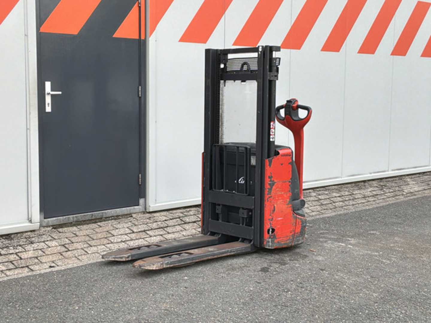 Used Forklift Linde L12 Aukšto kėlimo krautuvas su grąžulu (Image 1)
