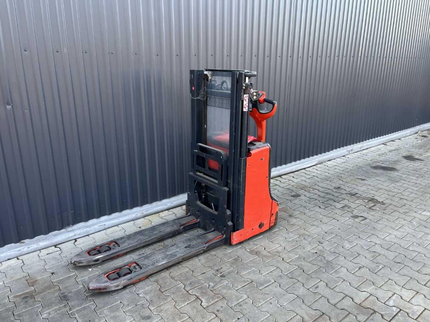 Used Forklift Linde D08 Aukšto kėlimo krautuvas su grąžulu (Image 1) Used Forklift Linde D08 Aukšto kėlimo krautuvas su grąžulu (Image 1)