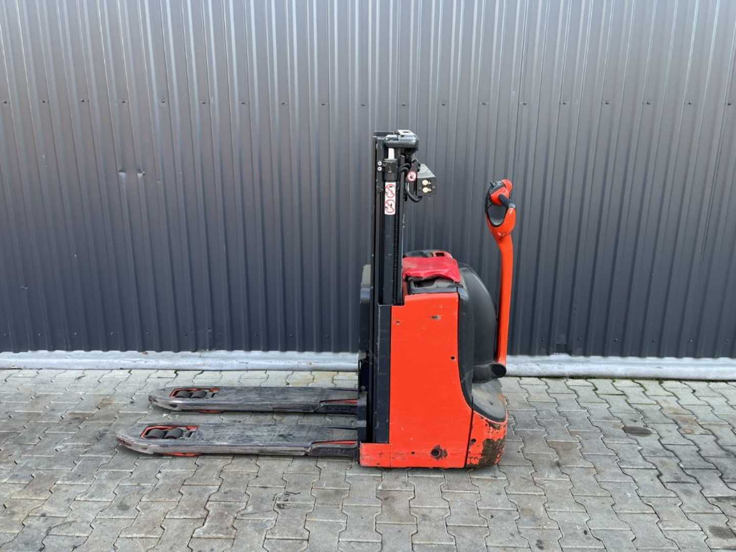Used Forklift Linde D08 Aukšto kėlimo krautuvas su grąžulu (Image 2) Used Forklift Linde D08 Aukšto kėlimo krautuvas su grąžulu (Image 2)