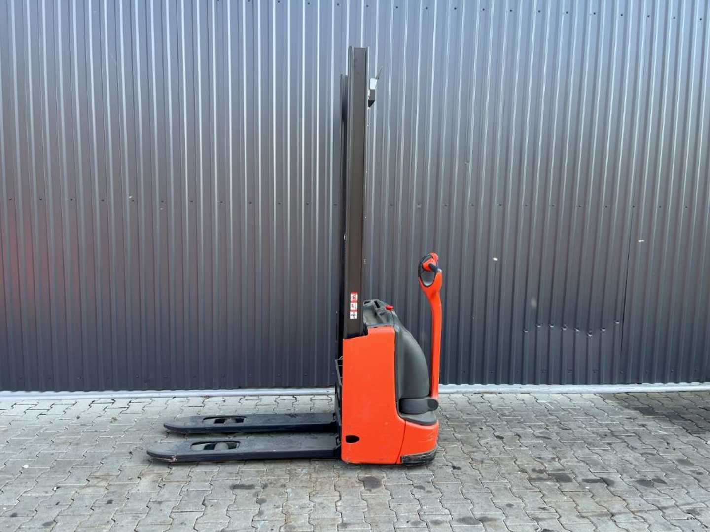 Used Forklift Linde L10B Aukšto kėlimo krautuvas su grąžulu (Image 2) Used Forklift Linde L10B Aukšto kėlimo krautuvas su grąžulu (Image 2)