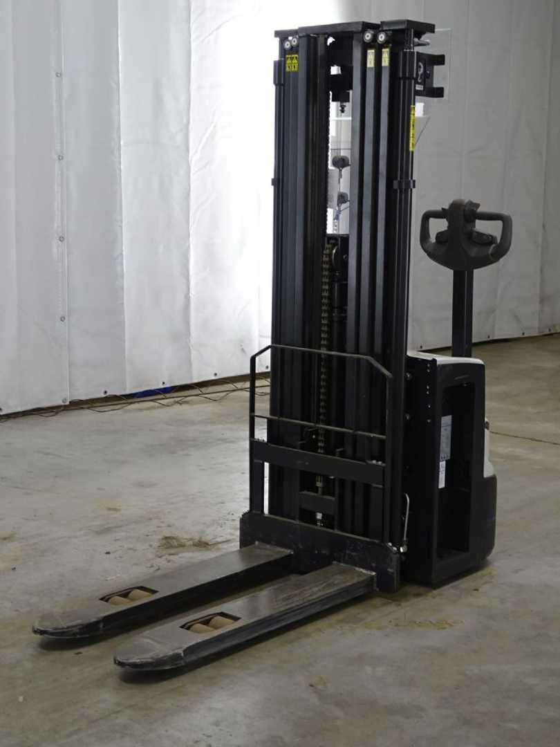 Used Forklift Mitsubishi SBP12N3 Aukšto kėlimo krautuvas su grąžulu (Image 1) Used Forklift Mitsubishi SBP12N3 Aukšto kėlimo krautuvas su grąžulu (Image 1)