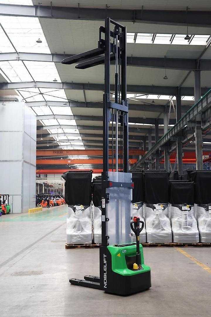 Used Forklift Noblelift SWB130D Aukšto kėlimo krautuvas su grąžulu (Image 3) Used Forklift Noblelift SWB130D Aukšto kėlimo krautuvas su grąžulu (Image 3)