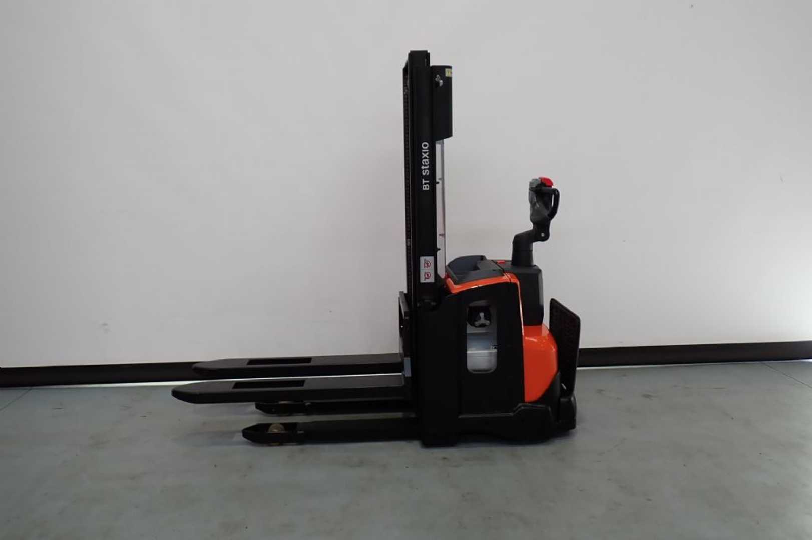 Used Forklift Toyota SWE120 *sofort verfügbar* Aukšto kėlimo krautuvas su grąžulu (Image 1)