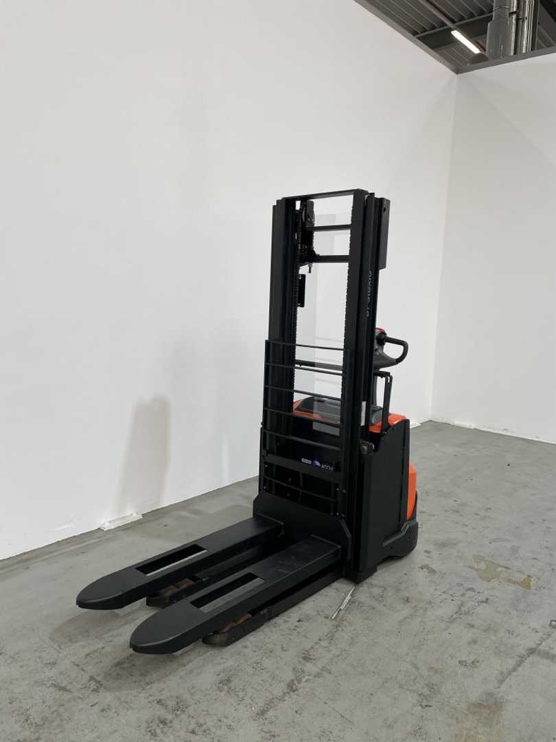 Used Forklift Toyota SWE140 *sofort verfügbar* Aukšto kėlimo krautuvas su grąžulu (Image 1) Used Forklift Toyota SWE140 *sofort verfügbar* Aukšto kėlimo krautuvas su grąžulu (Image 1)