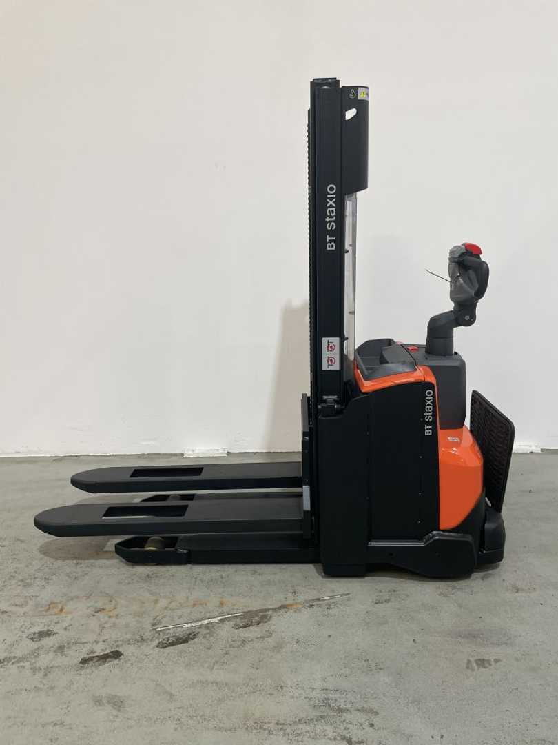 Used Forklift Toyota SWE120 *sofort verfügbar* Aukšto kėlimo krautuvas su grąžulu (Image 1) Used Forklift Toyota SWE120 *sofort verfügbar* Aukšto kėlimo krautuvas su grąžulu (Image 1)
