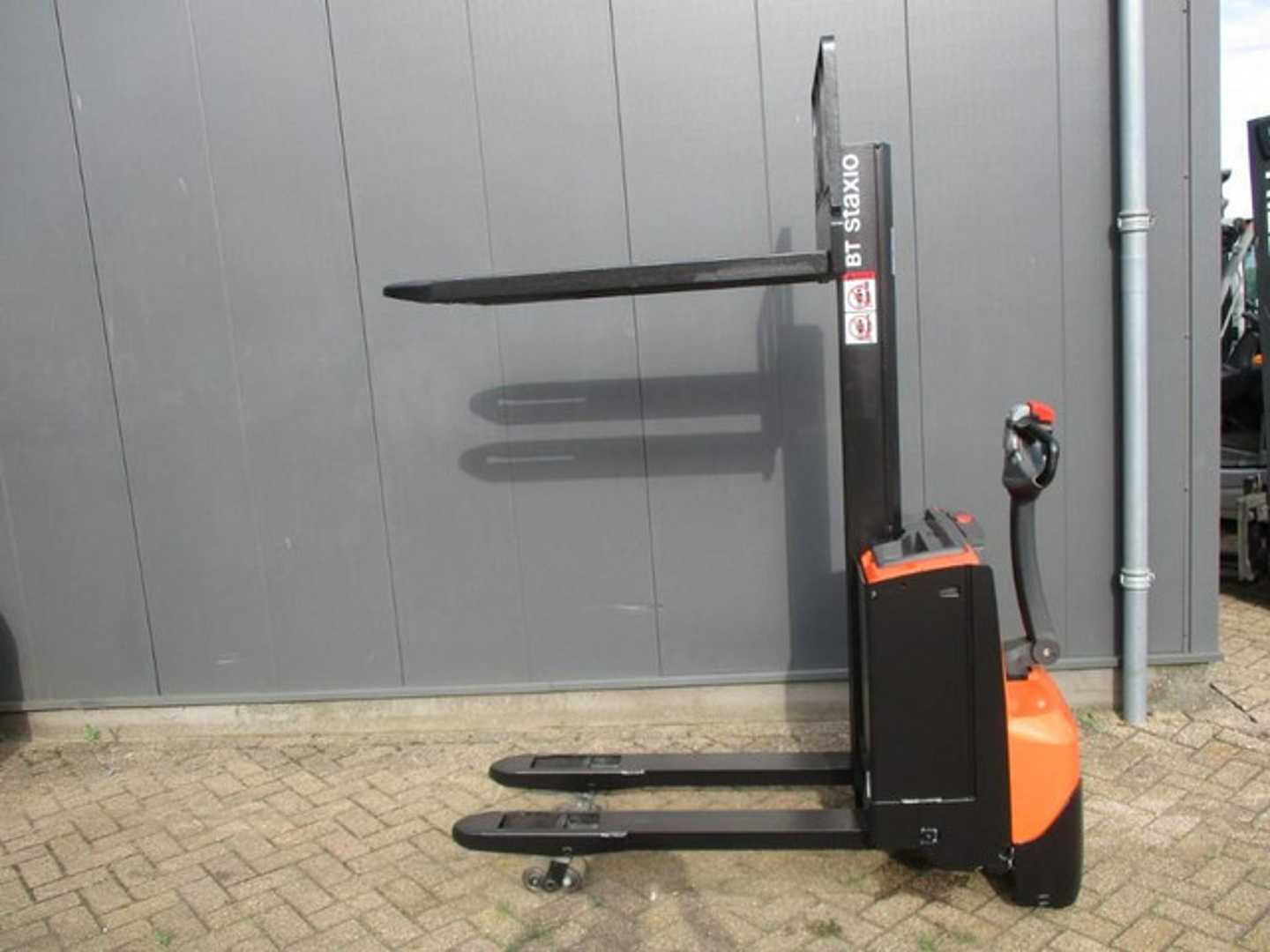 Used Forklift Toyota SWE 080L Aukšto kėlimo krautuvas su grąžulu (Image 6)
