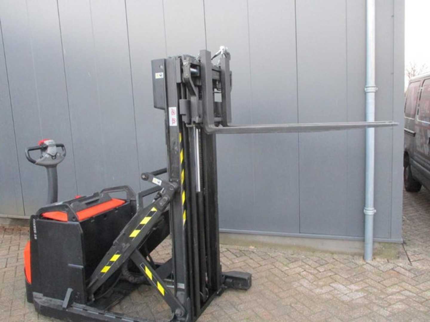 Used Forklift Toyota SWE120XR Aukšto kėlimo krautuvas su grąžulu (Image 8) Used Forklift Toyota SWE120XR Aukšto kėlimo krautuvas su grąžulu (Image 8)