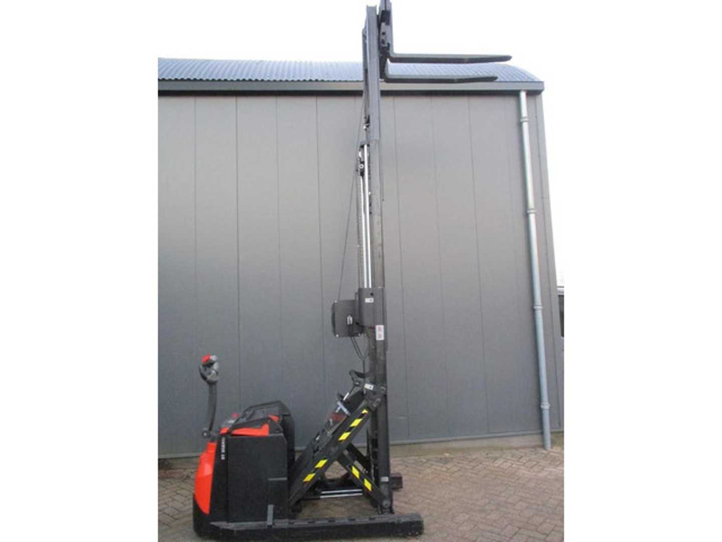 Used Forklift Toyota SWE120XR Aukšto kėlimo krautuvas su grąžulu (Image 9) Used Forklift Toyota SWE120XR Aukšto kėlimo krautuvas su grąžulu (Image 9)