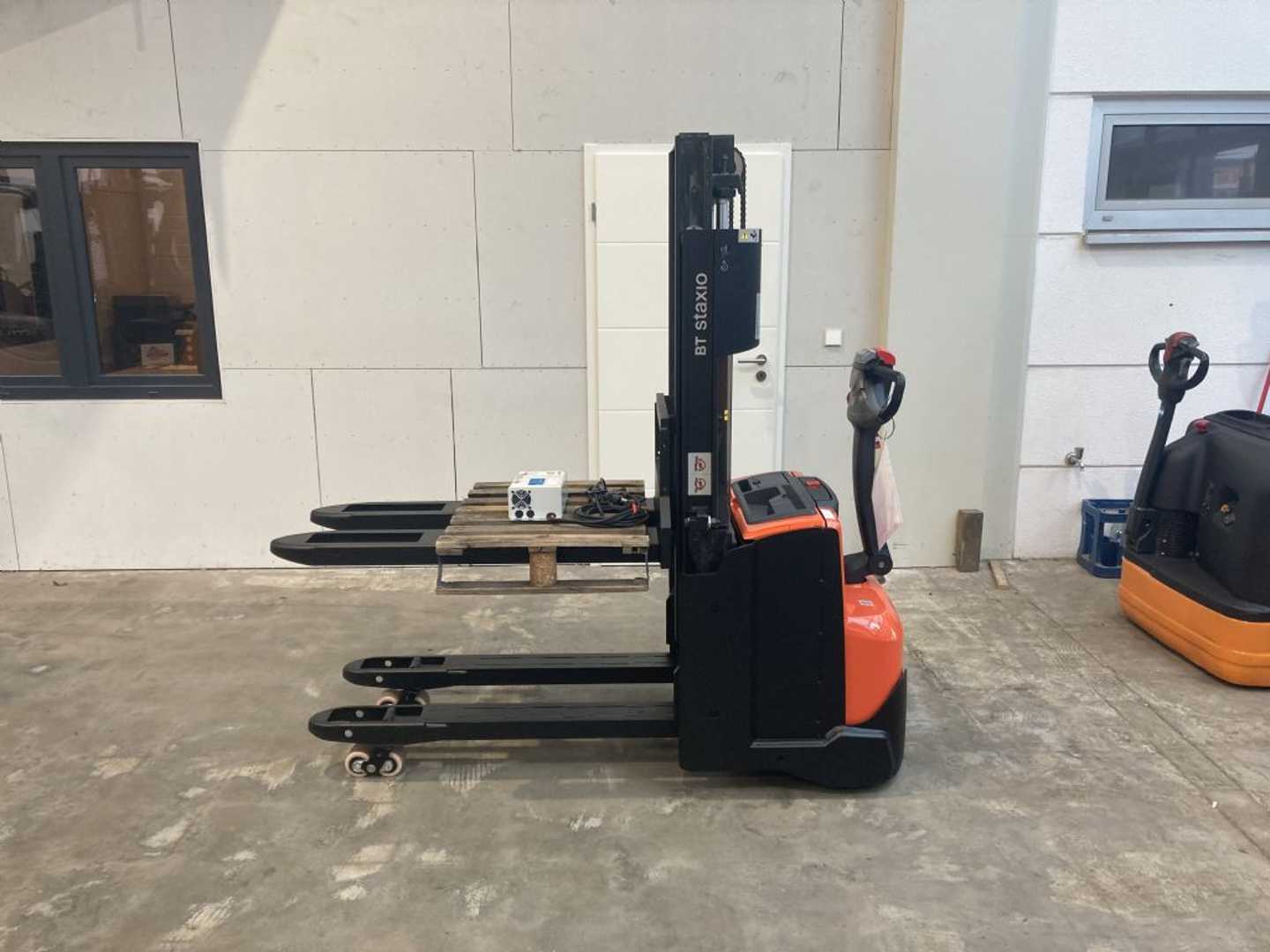 Used Forklift Toyota SWE 200 D / 1537 Std. / überholt Aukšto kėlimo krautuvas su grąžulu (Image 1) Used Forklift Toyota SWE 200 D / 1537 Std. / überholt Aukšto kėlimo krautuvas su grąžulu (Image 1)