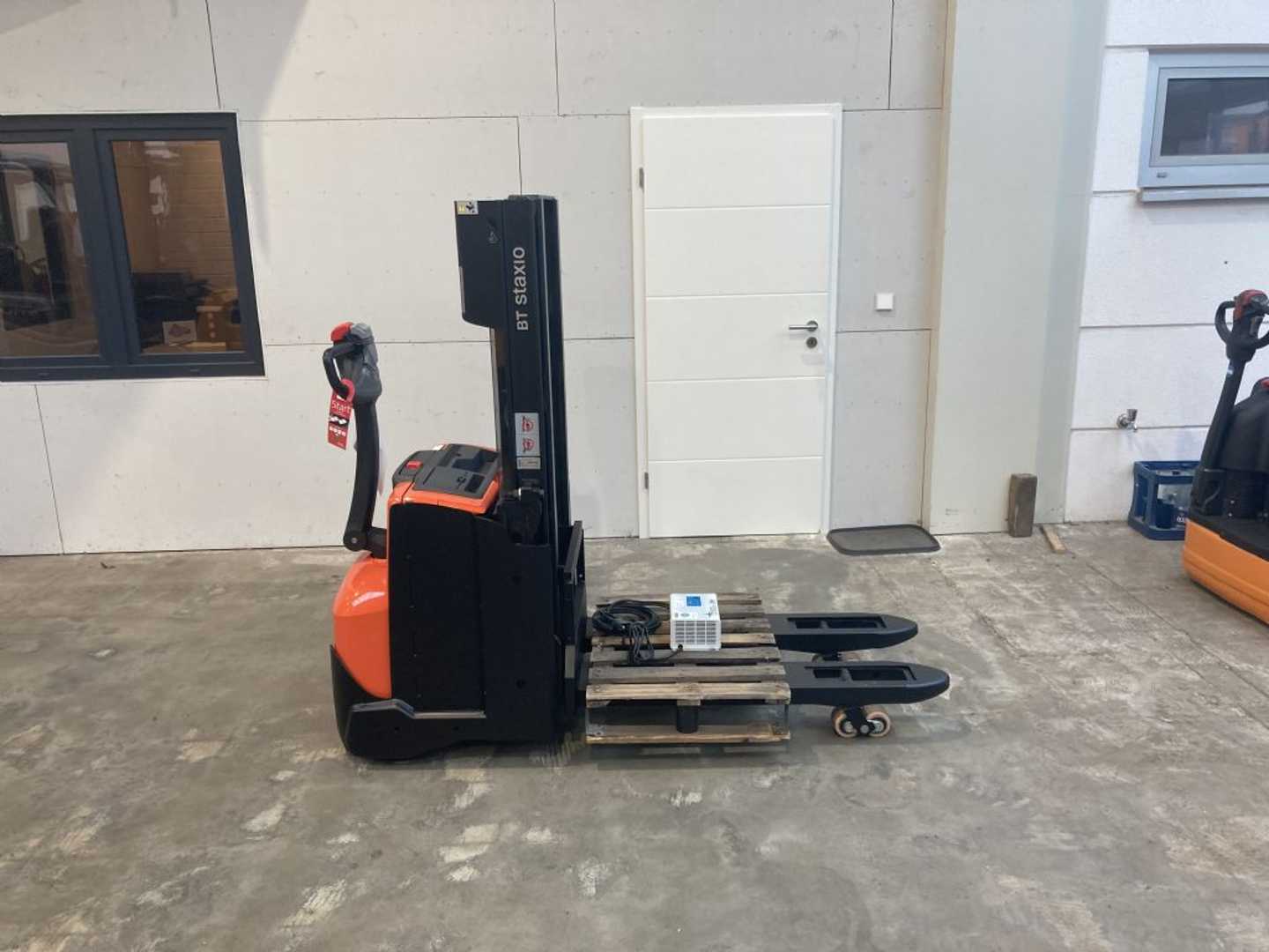 Used Forklift Toyota SWE 200 D / 1537 Std. / überholt Aukšto kėlimo krautuvas su grąžulu (Image 2) Used Forklift Toyota SWE 200 D / 1537 Std. / überholt Aukšto kėlimo krautuvas su grąžulu (Image 2)