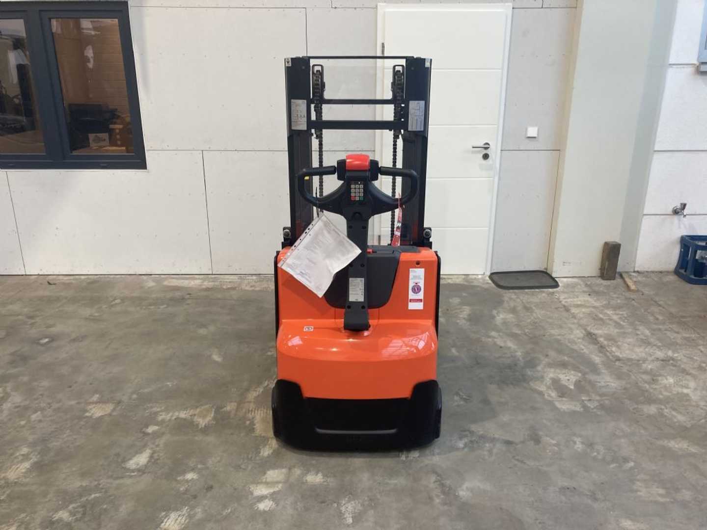 Used Forklift Toyota SWE 200 D / 1537 Std. / überholt Aukšto kėlimo krautuvas su grąžulu (Image 4) Used Forklift Toyota SWE 200 D / 1537 Std. / überholt Aukšto kėlimo krautuvas su grąžulu (Image 4)