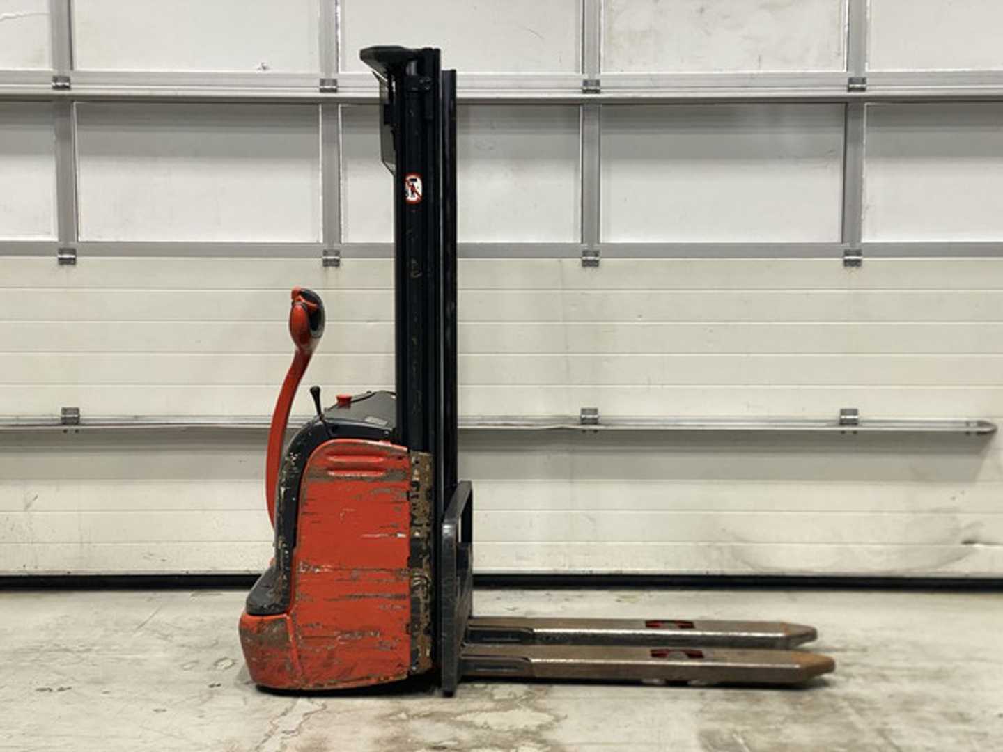 Used Forklift Linde L12 Aukšto kėlimo krautuvas su grąžulu (Image 5) Used Forklift Linde L12 Aukšto kėlimo krautuvas su grąžulu (Image 5)