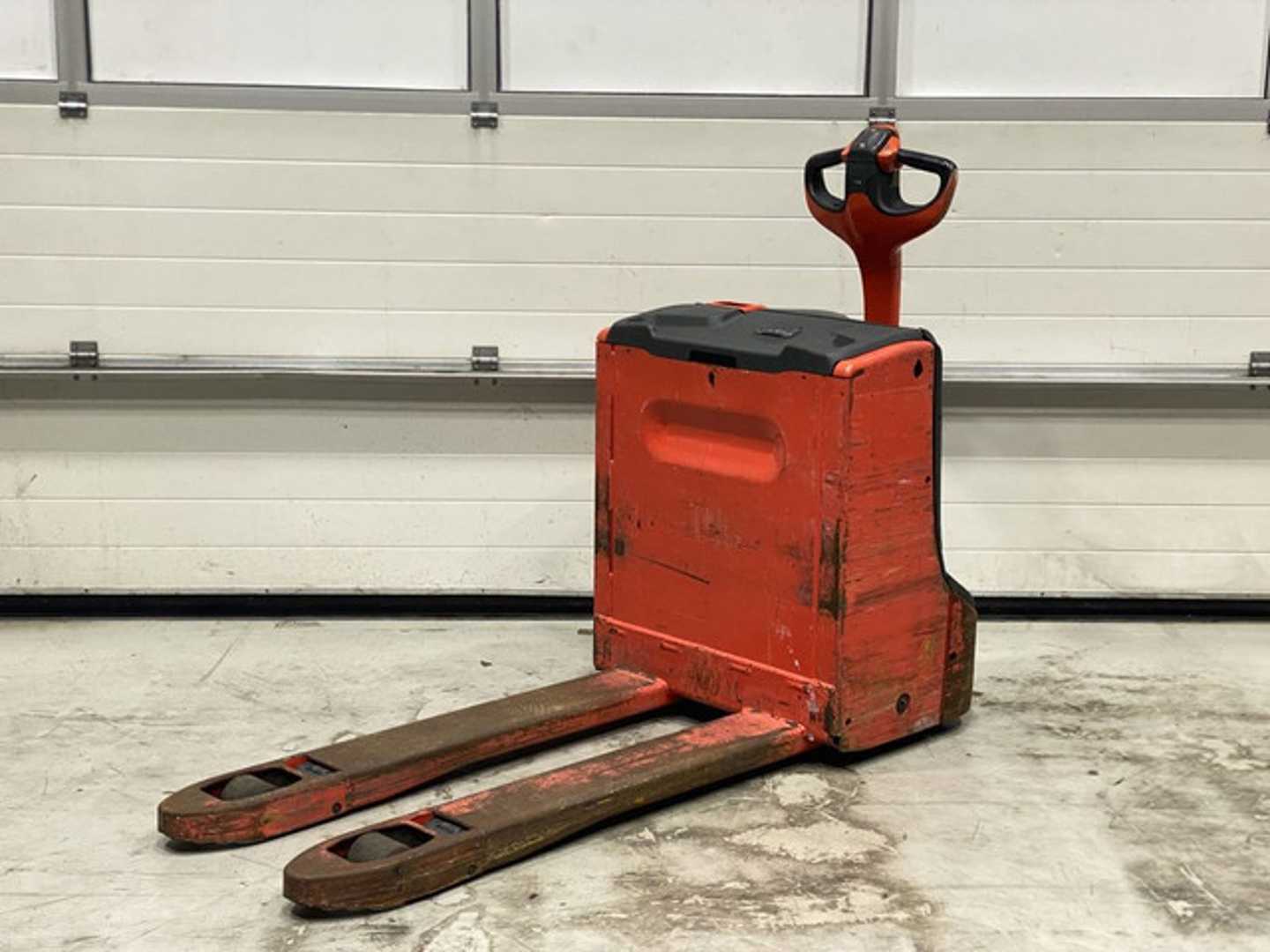 Used Forklift Linde T16 Aukšto kėlimo krautuvas su grąžulu (Image 1) Used Forklift Linde T16 Aukšto kėlimo krautuvas su grąžulu (Image 1)