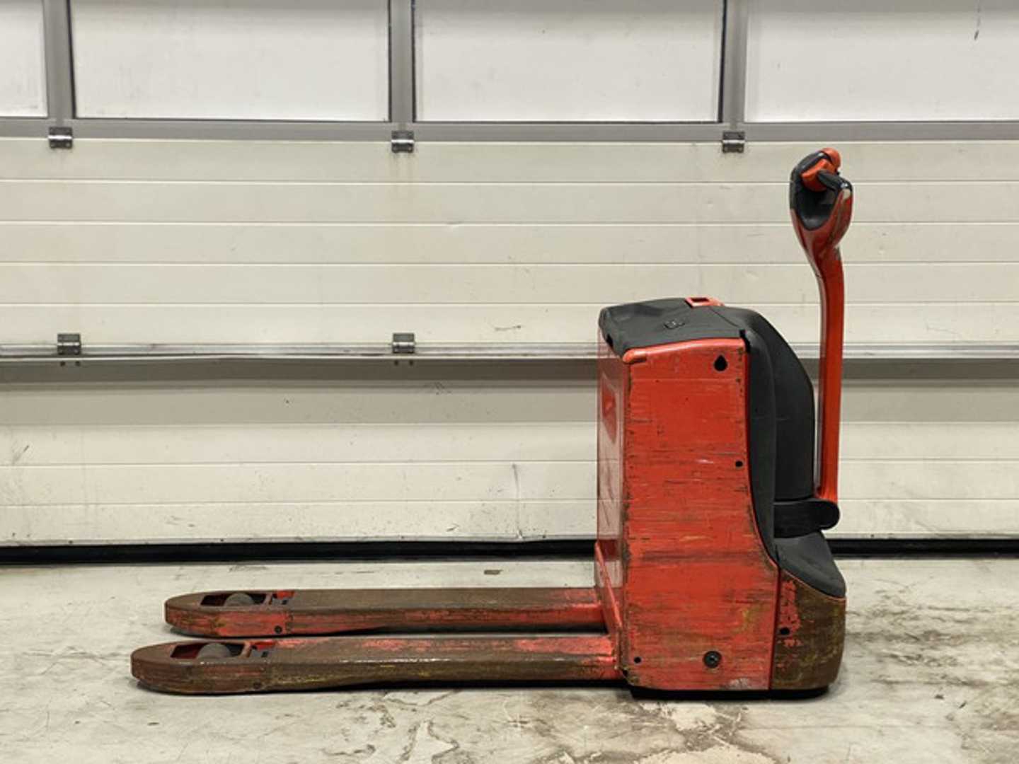 Used Forklift Linde T16 Aukšto kėlimo krautuvas su grąžulu (Image 2) Used Forklift Linde T16 Aukšto kėlimo krautuvas su grąžulu (Image 2)