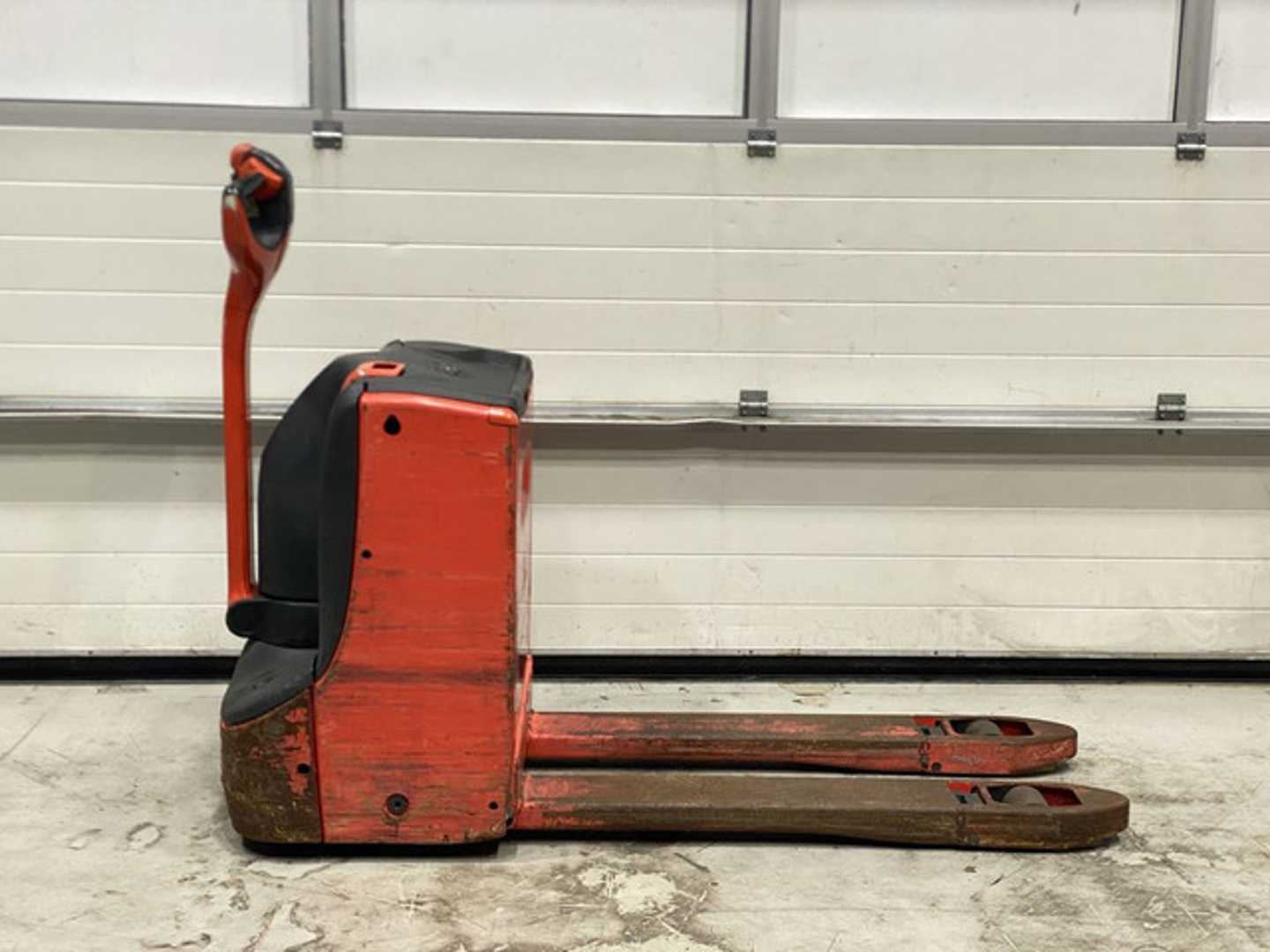 Used Forklift Linde T16 Aukšto kėlimo krautuvas su grąžulu (Image 5) Used Forklift Linde T16 Aukšto kėlimo krautuvas su grąžulu (Image 5)