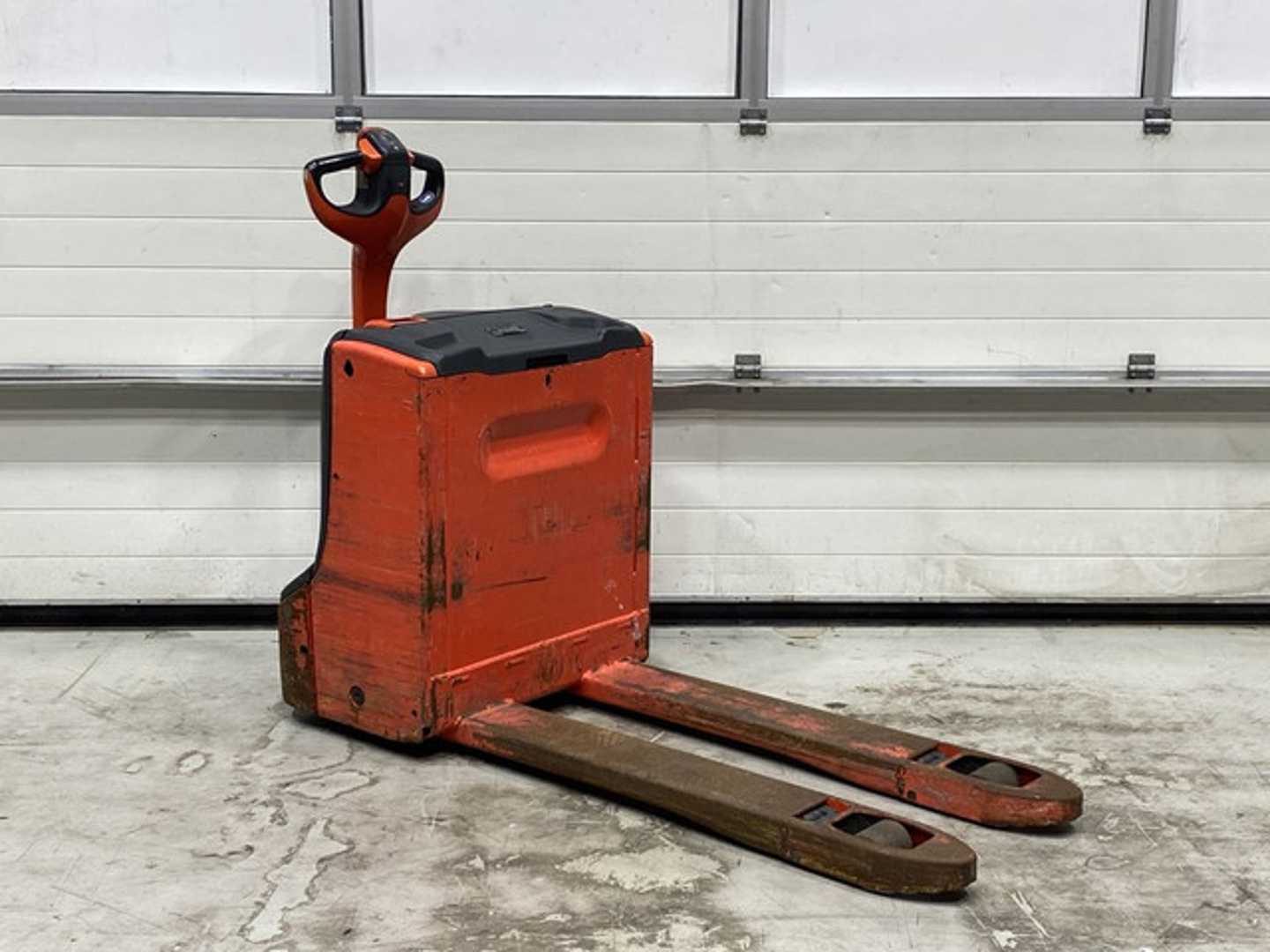 Used Forklift Linde T16 Aukšto kėlimo krautuvas su grąžulu (Image 6) Used Forklift Linde T16 Aukšto kėlimo krautuvas su grąžulu (Image 6)