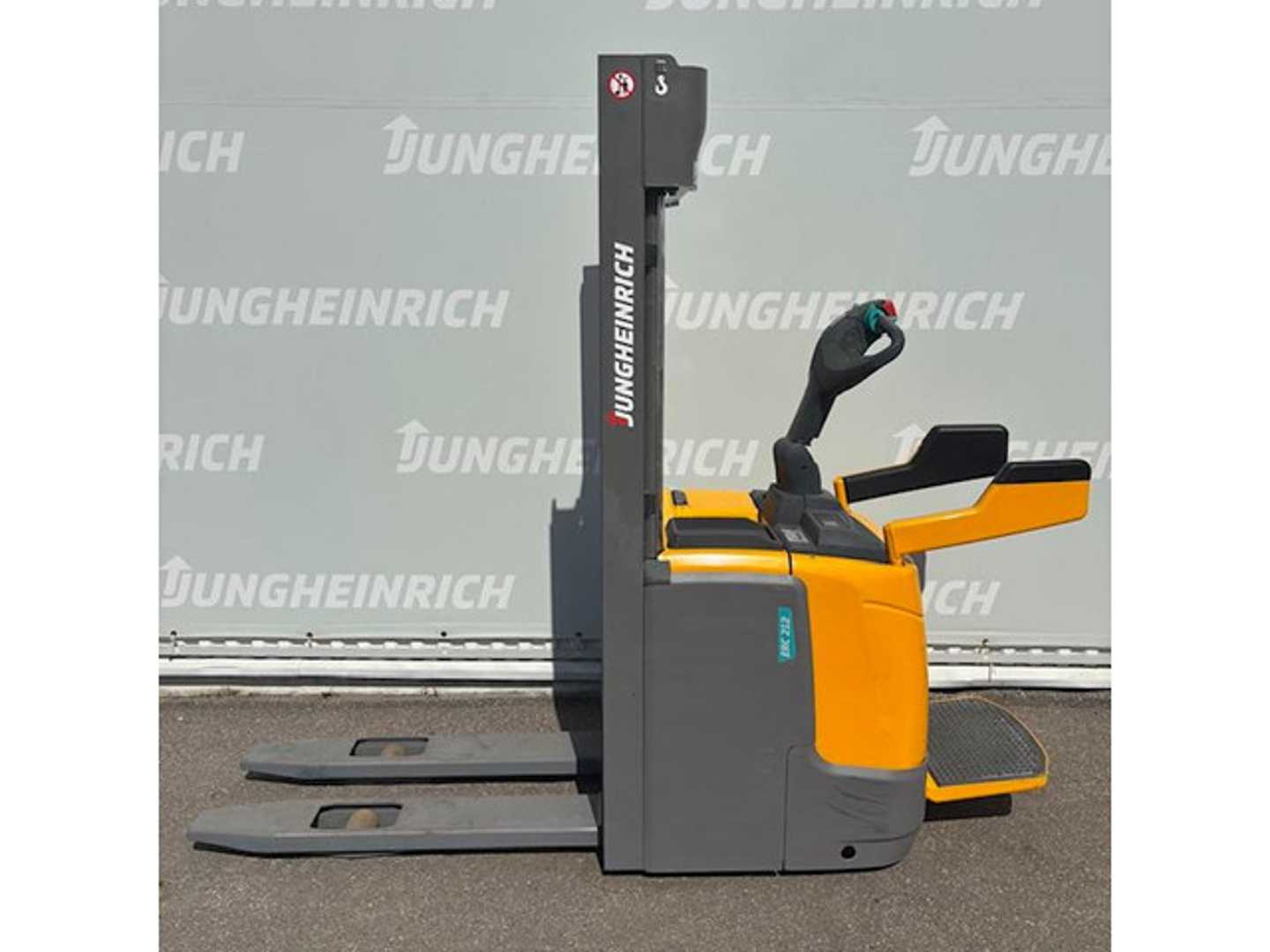 Used Forklift Jungheinrich ERC 212 3200ZZ Aukšto kėlimo krautuvas su vairuotojo stovu (ar keleivio platforma) (Image 2) Used Forklift Jungheinrich ERC 212 3200ZZ Aukšto kėlimo krautuvas su vairuotojo stovu (ar keleivio platforma) (Image 2)