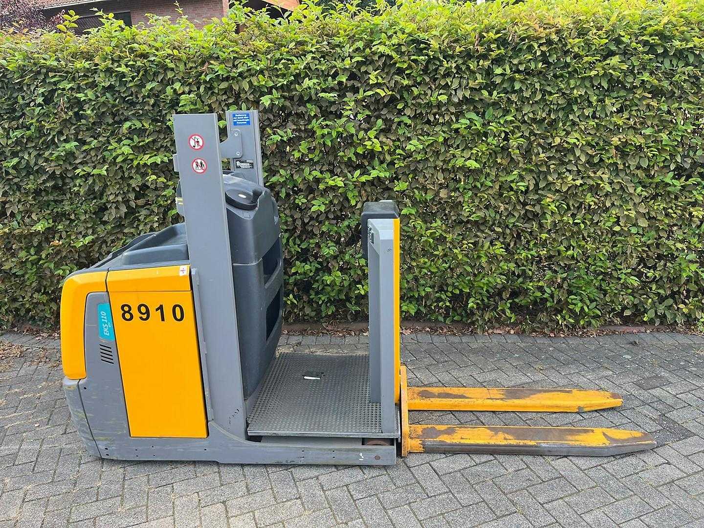 Used Forklift Jungheinrich EKS 110 Z 100 E Aukšto kėlimo krautuvas su vairuotojo stovu (ar keleivio platforma) (Image 5) Used Forklift Jungheinrich EKS 110 Z 100 E Aukšto kėlimo krautuvas su vairuotojo stovu (ar keleivio platforma) (Image 5)