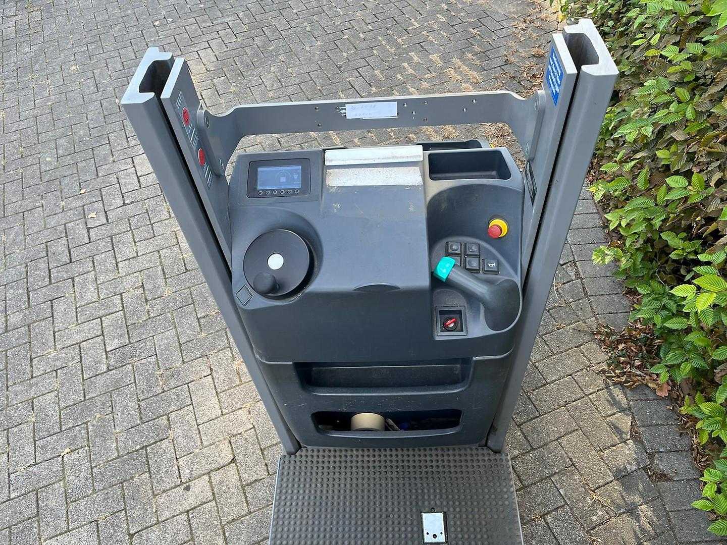 Used Forklift Jungheinrich EKS 110 Z 100 E Aukšto kėlimo krautuvas su vairuotojo stovu (ar keleivio platforma) (Image 6) Used Forklift Jungheinrich EKS 110 Z 100 E Aukšto kėlimo krautuvas su vairuotojo stovu (ar keleivio platforma) (Image 6)