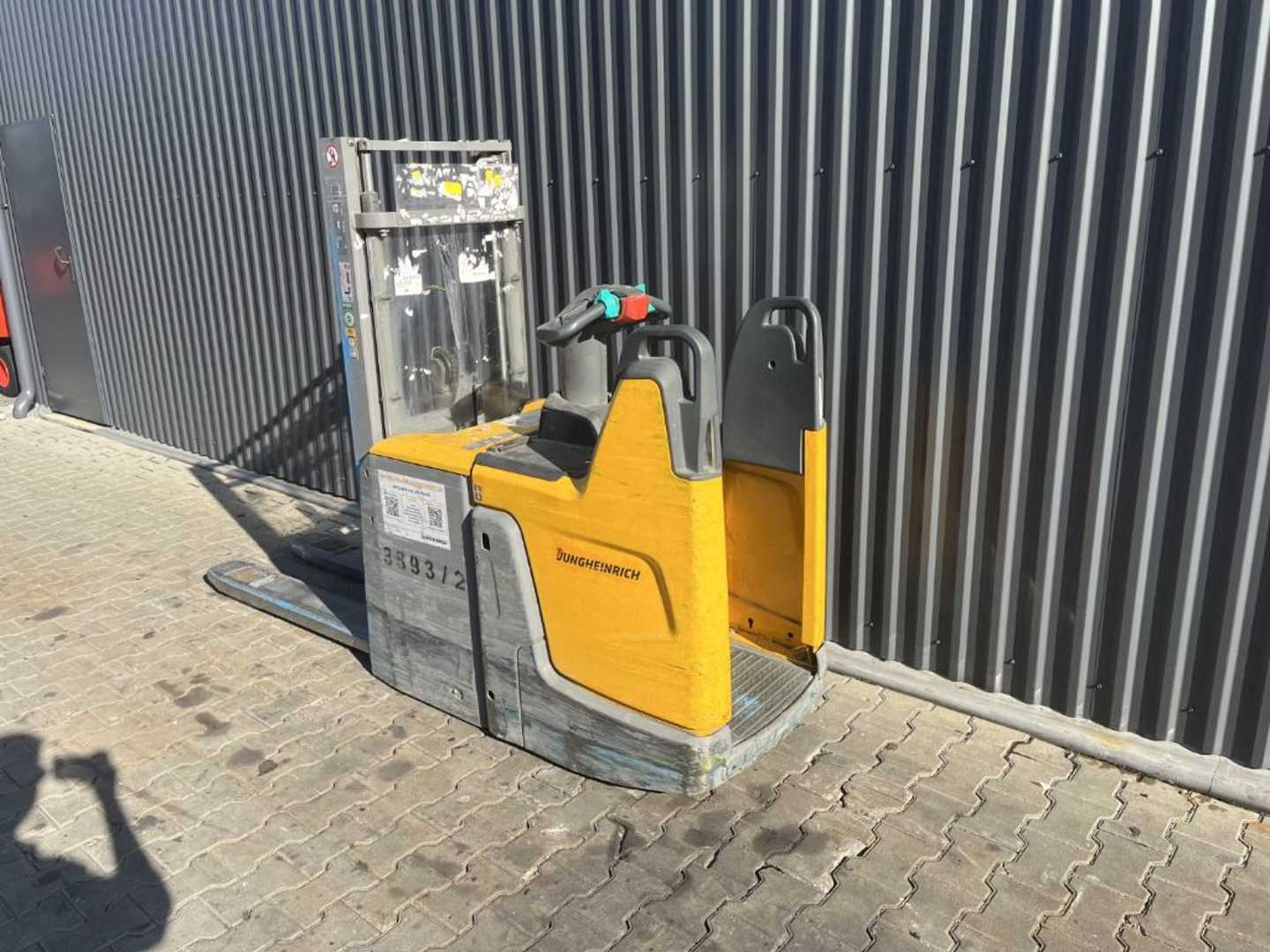 Used Forklift Jungheinrich ERD220 Aukšto kėlimo krautuvas su vairuotojo stovu (ar keleivio platforma) (Image 3) Used Forklift Jungheinrich ERD220 Aukšto kėlimo krautuvas su vairuotojo stovu (ar keleivio platforma) (Image 3)