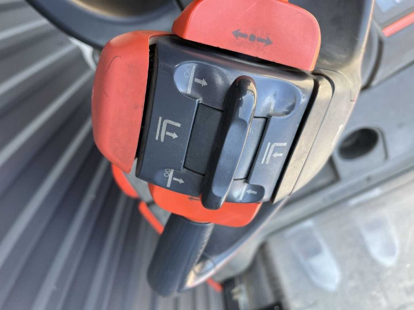 Used Forklift Linde L14AP Aukšto kėlimo krautuvas su vairuotojo stovu (ar keleivio platforma) (Image 9)