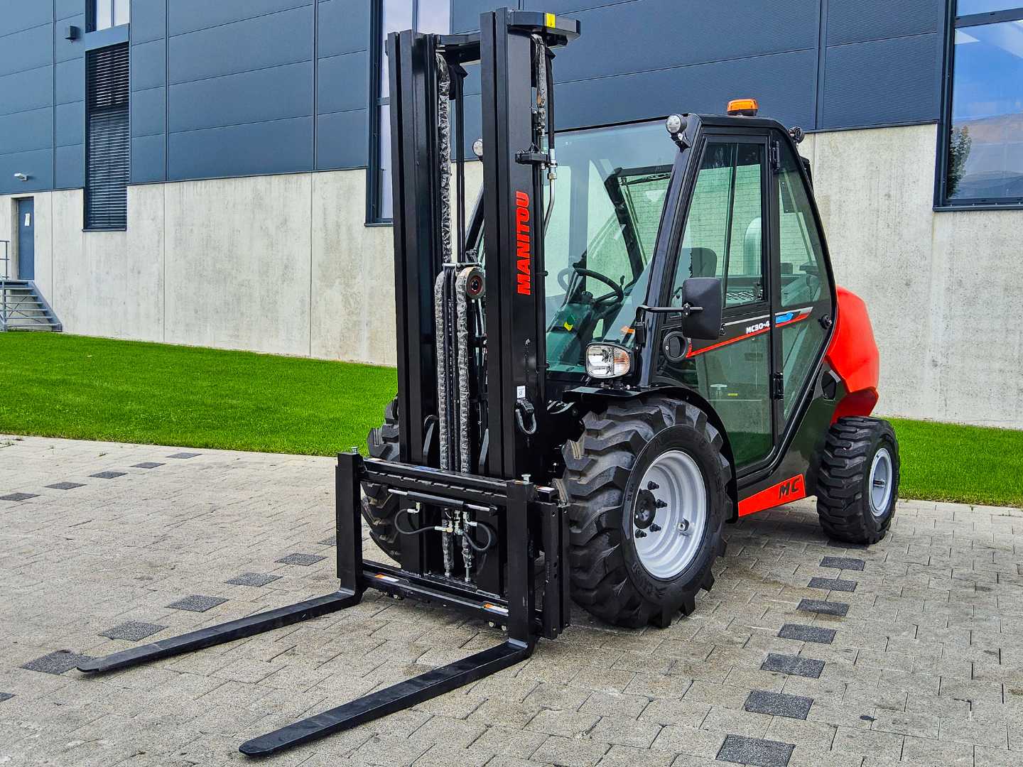 Used Forklift Manitou MC 30-4 Bekelės krautuvas (Image 2)