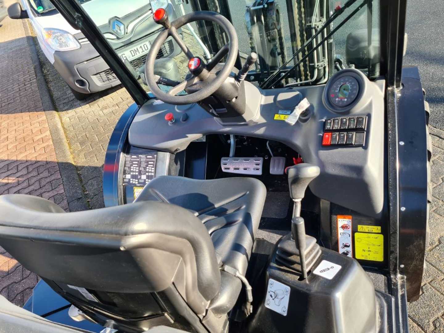 Used Forklift Manitou MC 25-4 ST5B S1 Buggy Bekelės krautuvas (Image 8) Used Forklift Manitou MC 25-4 ST5B S1 Buggy Bekelės krautuvas (Image 8)